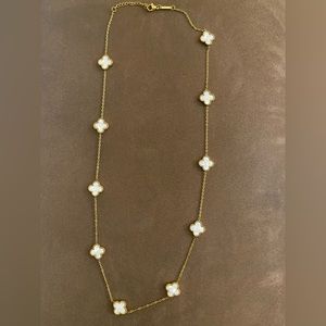 Clover leaf Mother of pearl necklace.